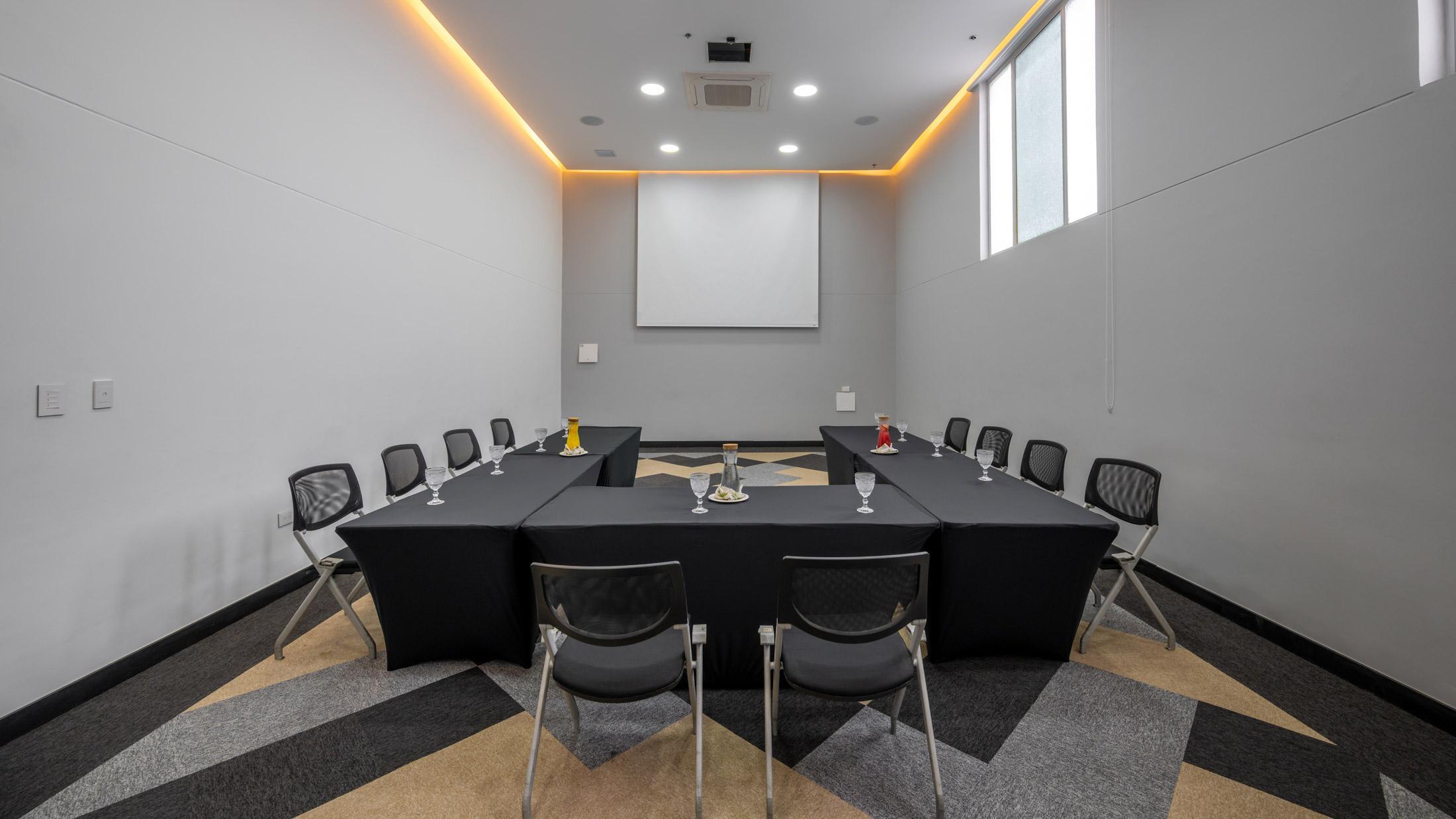 Sal&oacute;n Zafiro con montaje empresarial